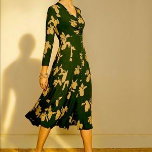 Gorgeous spring long sleeve Fold 👗 dress. Green and beige flowers